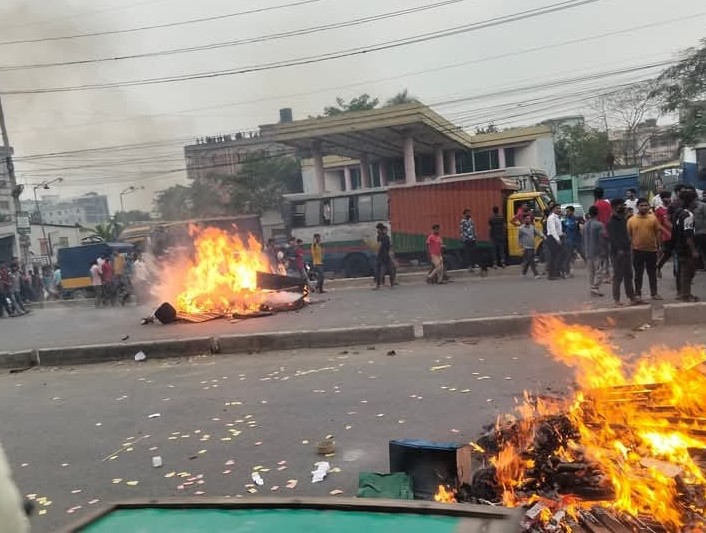গাজীপুরে কারখানা খুলে ছুটি ও বোনাসের দাবিতে শ্রমিকদের মহাসড়ক অবরোধ