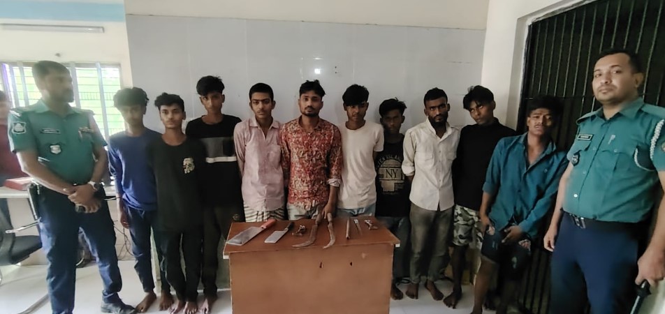 বাসনে ডাকাতির প্রস্তুতিকালে দেশীয় অস্ত্রসহ গ্রেফতার ১০