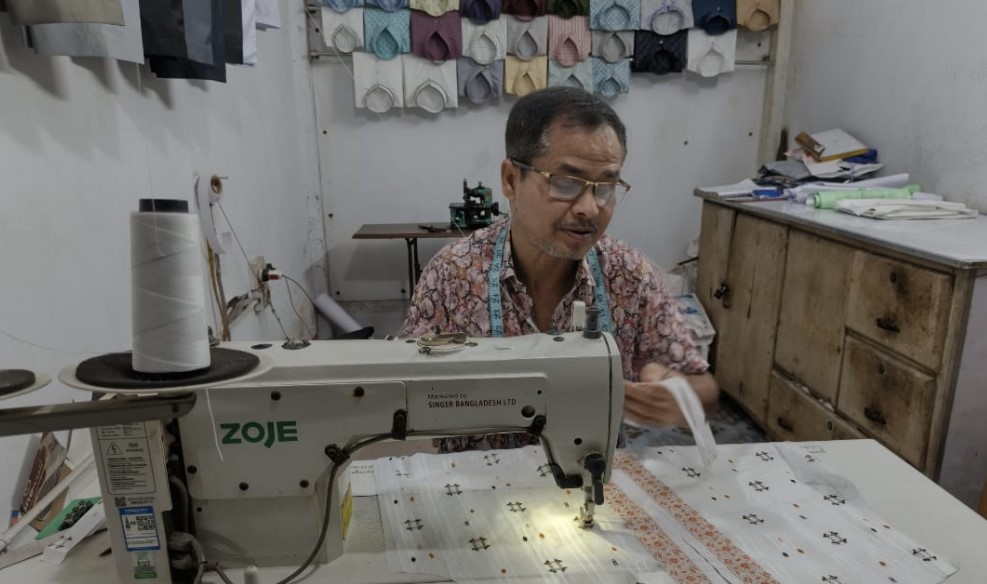 ঈদে দর্জিবাড়িতে কাজের ধুম, কারিগর সংকটে নাজেহাল মালিকরা