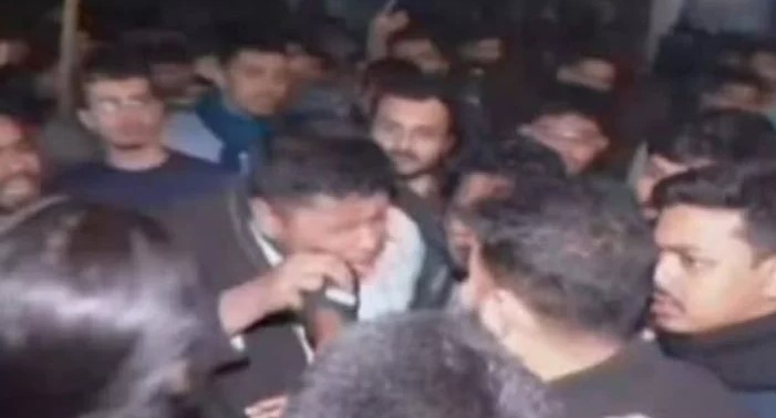 সংঘর্ষ থামাতে গিয়ে হেনস্তার শিকার সমন্বয়ক হাসনাত আবদুল্লাহ