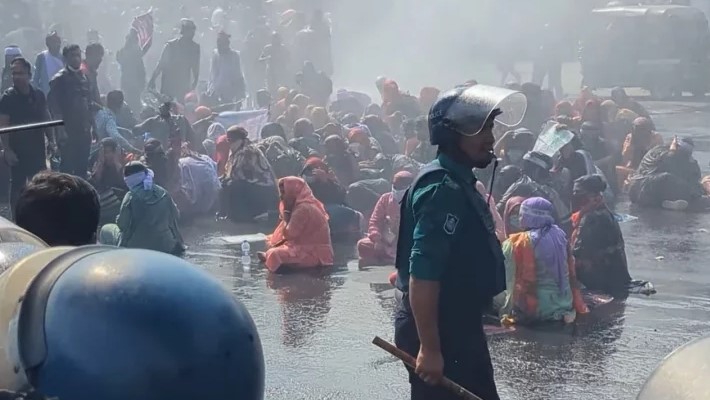 শাহবাগে শিক্ষকদের অবরোধ, পুলিশের লাঠিচার্জ ও টিয়ারসেল নিক্ষেপ