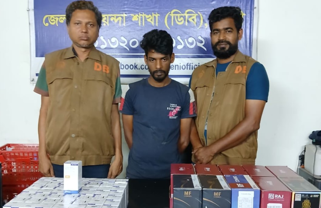 ফেনীতে শুল্কবিহীন মোবাইলের ডিসপ্লে ও ওষুধ উদ্ধার, গ্রেপ্তার ১