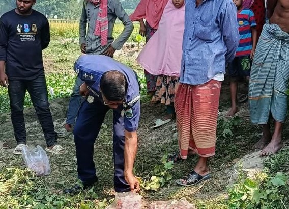 বদলগাছীতে ব্রিজের নিচ থেকে ৮৪ প্যাকেট মাংস উদ্ধার, রহস্য ঘনীভূত