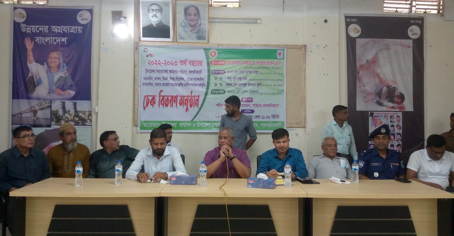 পাটগ্রামে সমাজসেবা কার্যালয়ের উদ্যোগে আর্থিক সহায়তার চেক বিতরণ