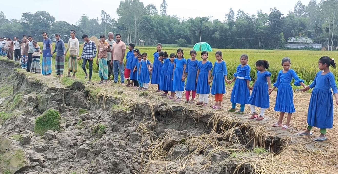 কুড়িগ্রামে ধরলার ভাঙন রোধে স্থানীয়দের মানববন্ধন: বিদ্যালয় ও বসতভিটা রক্ষার দাবি