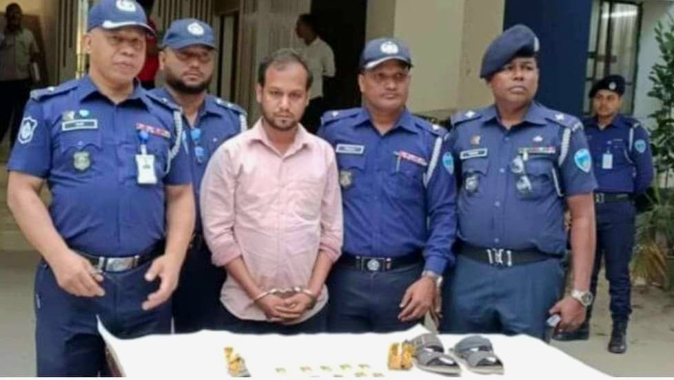 ফেনীতে ১০ স্বর্ণের বারসহ একজন আটক