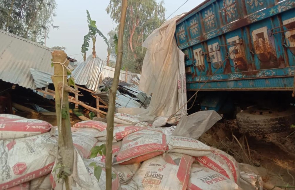 হাতীবান্ধায় সিমেন্ট বোঝাই ট্রাক উল্টে ঘুমন্ত নারীর মৃত্যু