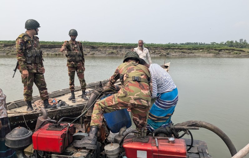 রায়পুরে অবৈধ বালু উত্তোলনের যৌথ বাহিনীর অভিযান, চারটি ড্রেজার জব্দ
