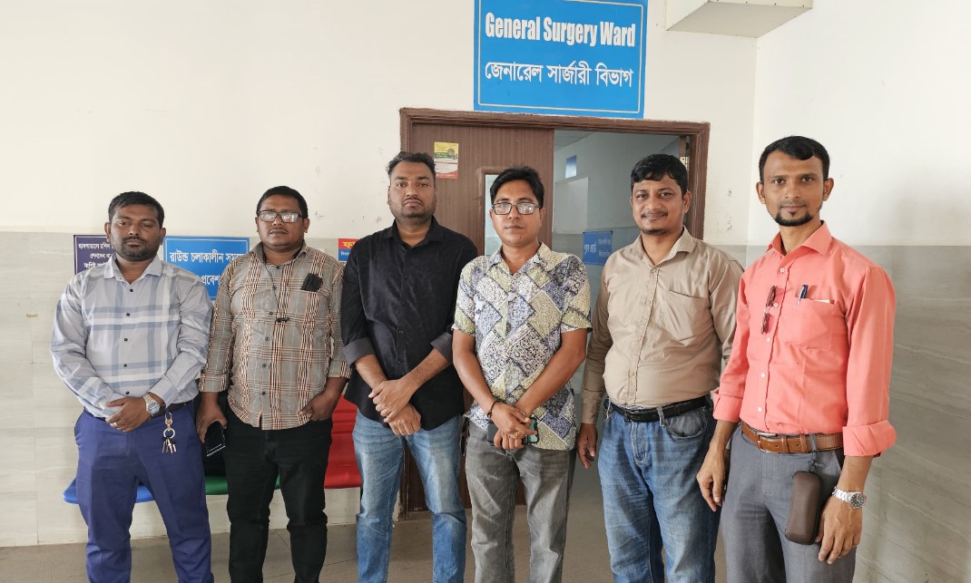 সাংবাদিক মিলনের অসুস্থ মাকে দেখতে হাসপাতালে সিআরএ পরিবার