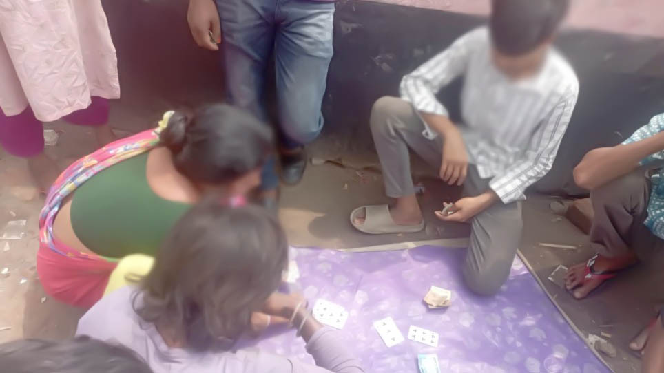 আক্কেলপুর রেল কলোনিতে প্রকাশ্যে বসছে জুয়ার আসর, ধ্বংসের পথে যুব সমাজ!