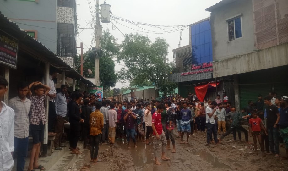 শ্রীপুরে শ্রমিকের মৃত্যুকে কেন্দ্র করে শ্রমিক-পুলিশ সংঘর্ষ: আহত শতাধিক