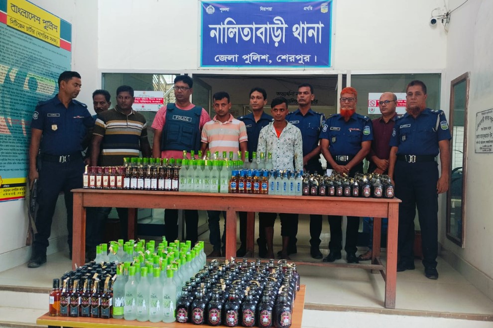 শেরপুরে ভারতীয় ৭৭৪ বোতল মদসহ আটক ২