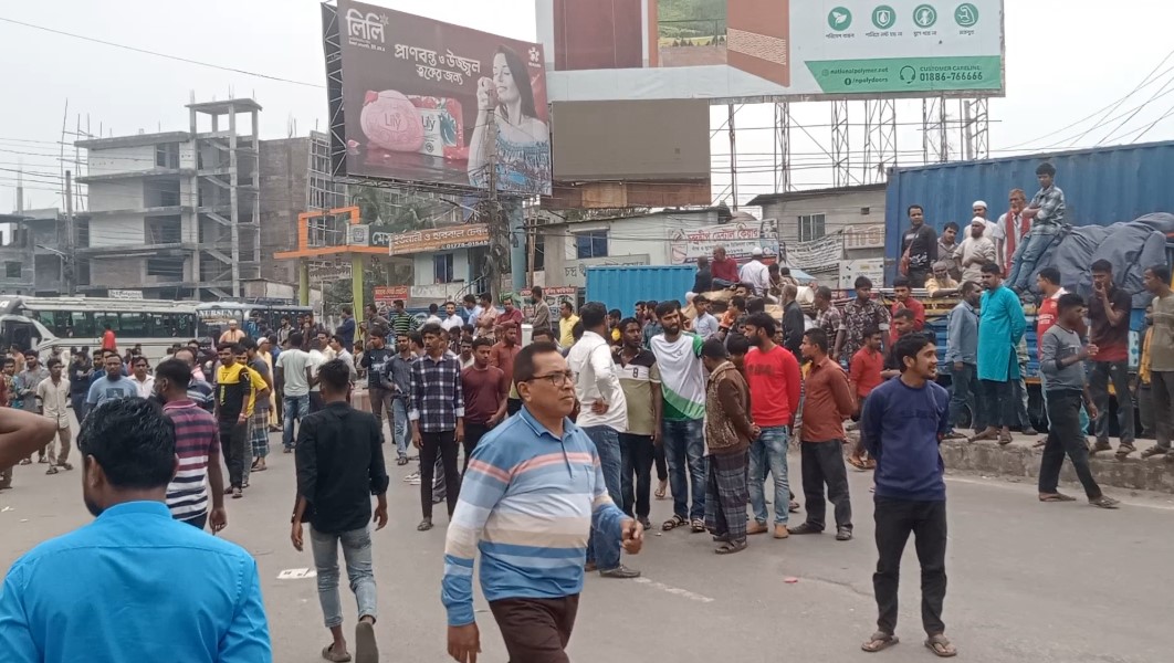 বরিশালে বাস ভাড়া নিয়ে শিক্ষার্থীদের সঙ্গে বাগবিতান্ডার জেরে বাস চলাচল বন্ধ