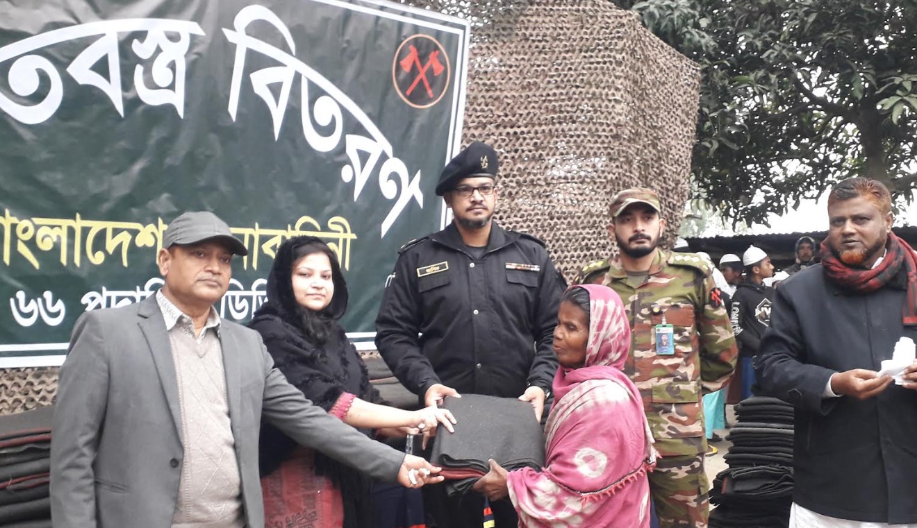 বিরামপুরে সেনাবাহিনীর কম্বল বিতরণ