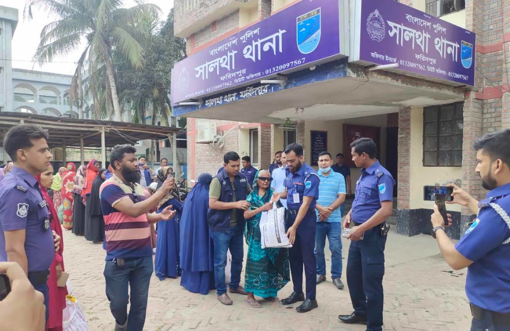 সালথায় অসহায় হত-দরিদ্রের মাঝে পুলিশের ঈদ উপহার বিতরণ