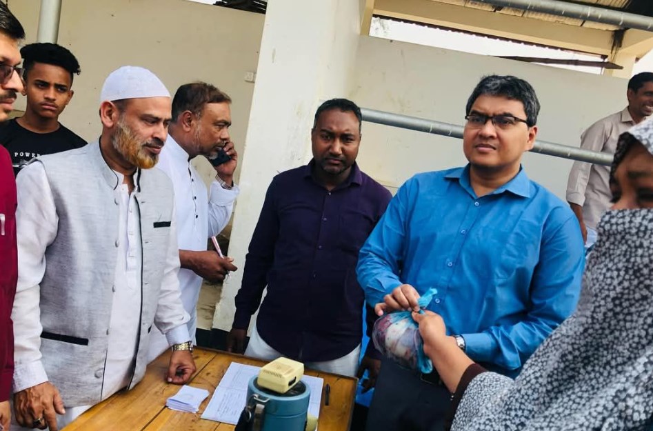 শ্রীপুর পৌরসভার উদ্যোগে ৬৫০ টাকা কেজি দরে মাংস বিতরণ