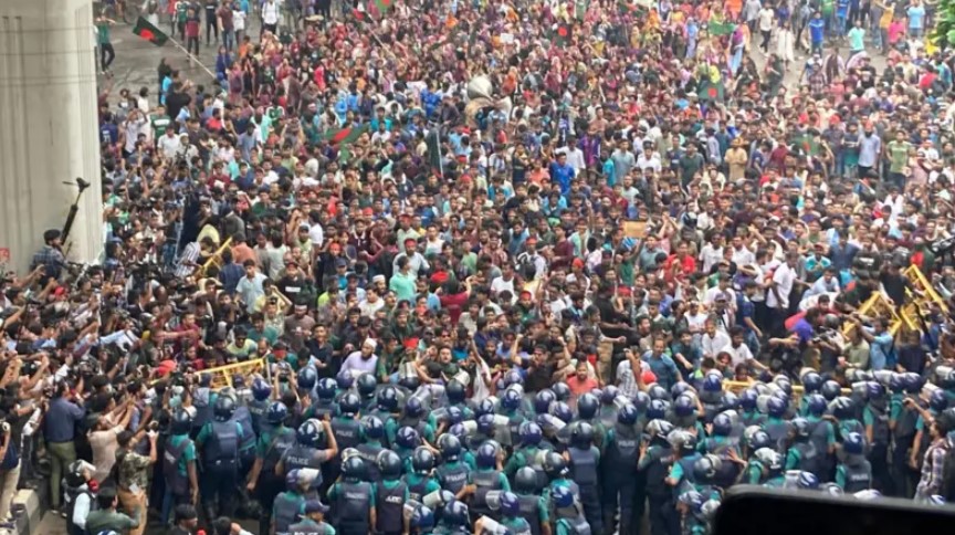 পুলিশের ব্যারিকেড ভেঙে শাহবাগে অবরোধ শিক্ষার্থীদের