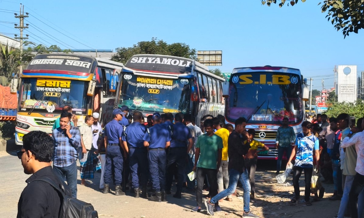 শ্রীপুরে ঢাকা-ময়মনসিংহ মহাসড়কে ব্যারিকেট, যাত্রীদের দুর্ভোগ