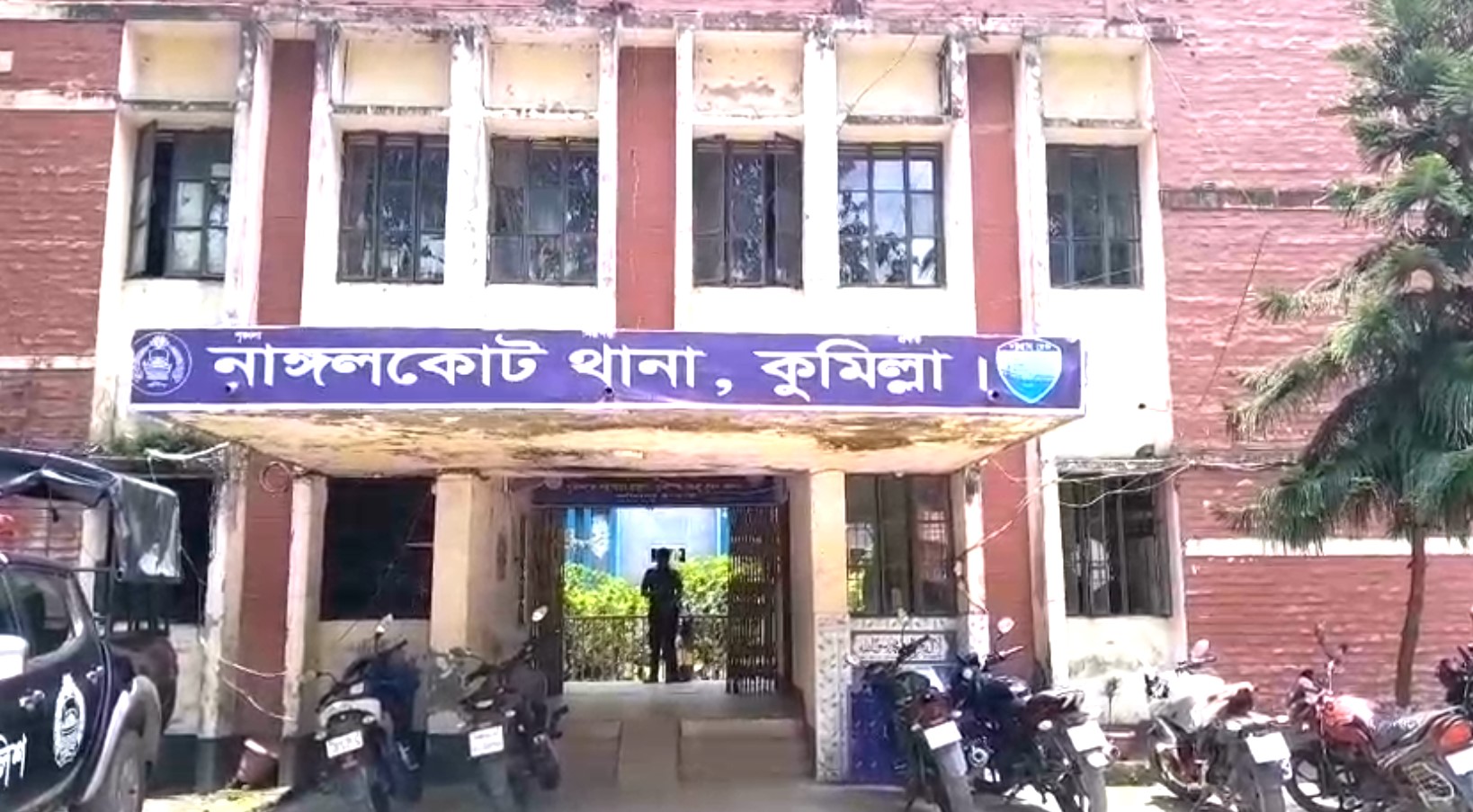 কুমিল্লায় দেশেরপত্র পত্রিকা বিক্রয়কালে হামলা, নারী কর্মীর শ্লীলতাহানি!