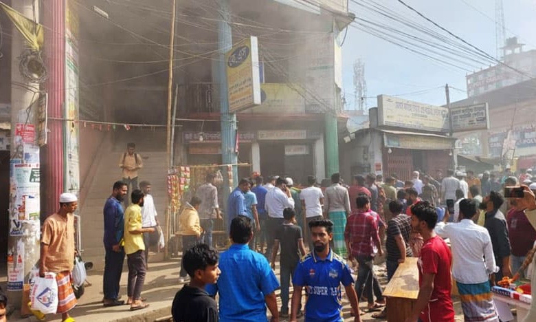 শ্রীপুরে ম্যাট্রেস কারখানার গুদামে আগুন