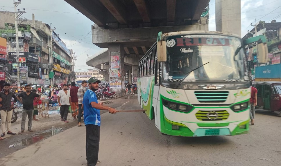 গাজীপুরের সড়কে শিক্ষার্থীদের শৃঙ্খলা দেখে অভিভূত জনসাধারণ!