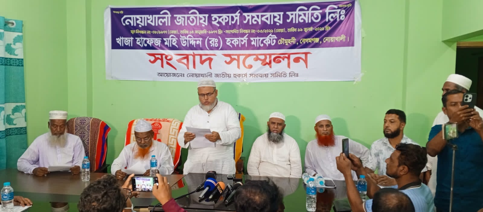 চৌমুহনীতে পৌর প্রশাসকের বিরুদ্ধে হকার্স সমিতির হয়রানি ও হামলার অভিযোগ