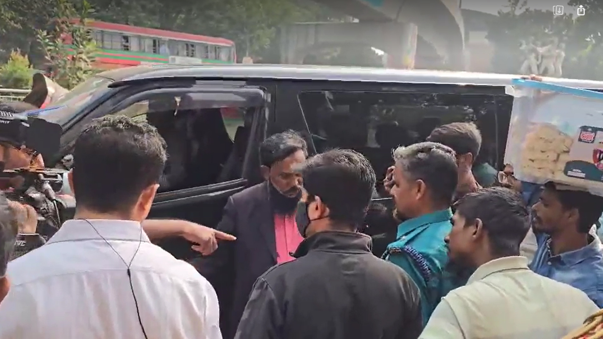 মধ্যরাতে রাজধানীতে আজব ঘটনা, বিনাসুদে ঋণের লোভে ঢাকামুখী লাখো মানুষ!