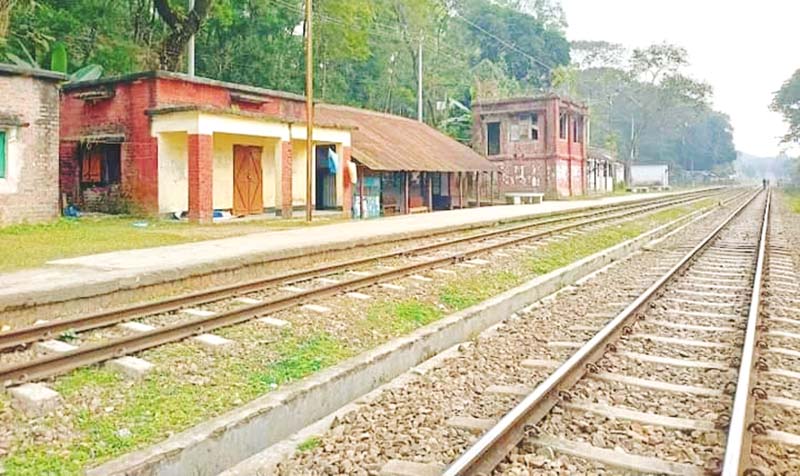 সংস্কারের অভাবে জীর্ণশীর্ণ মাধবপুরের শাহজীবাজার রেল স্টেশনটি!