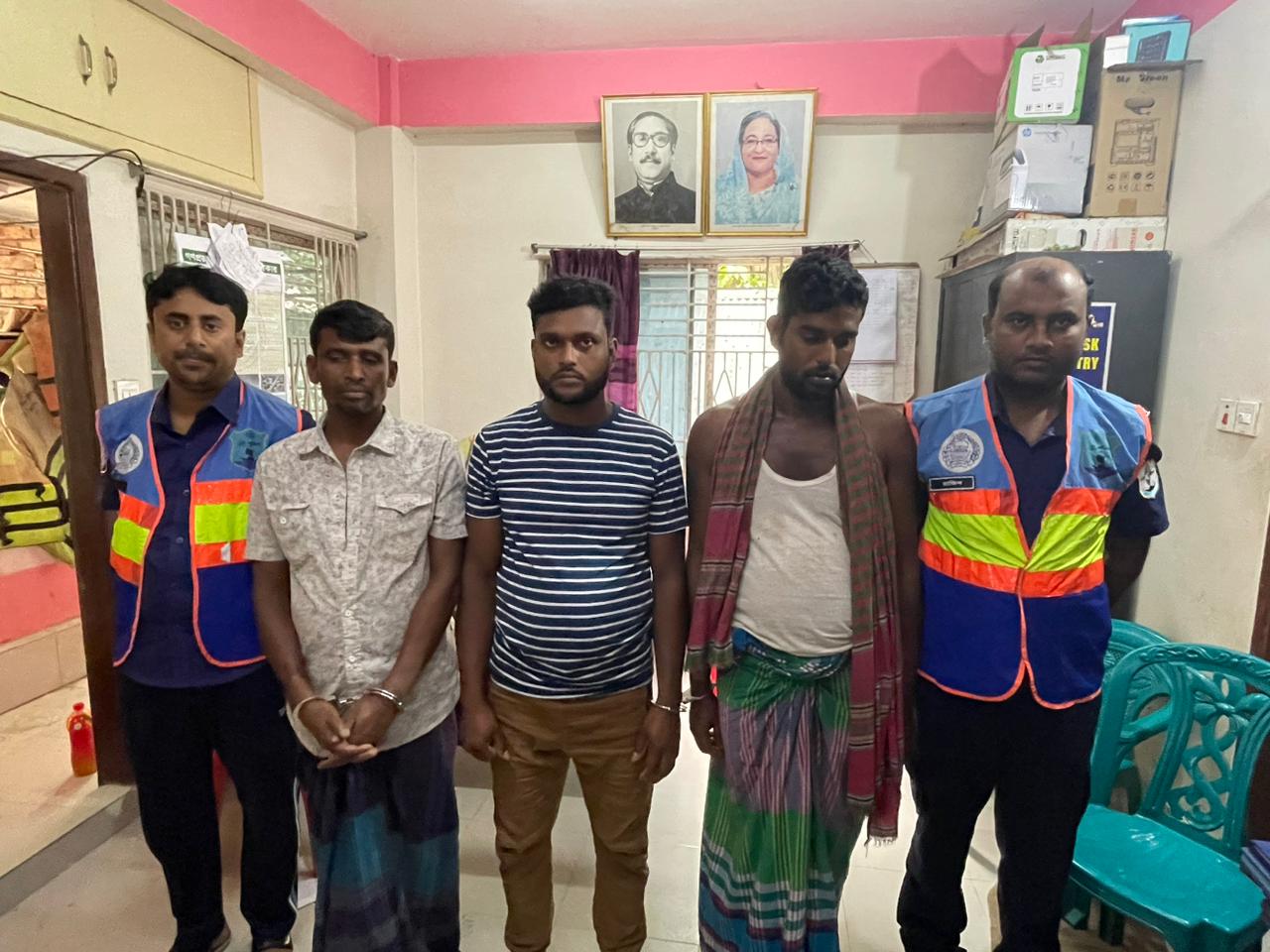 পদ্মা নদীতে ছিনতাইকালে আটক ৩