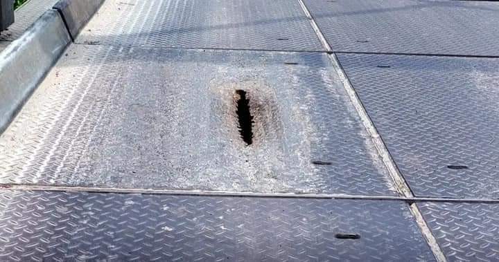 পারাপারের অনুপযোগী শৈলকুপার কুমার নদের স্টিলের ব্রীজটি