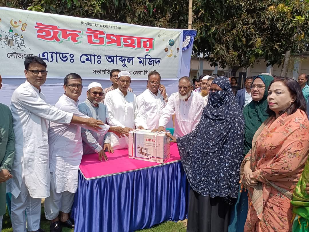 ঝিনাইদহে ১৪৪ নারীকে ঈদ উপহার হিসেবে বিএনপি নেতার সেলাই মেশিন বিতরণ