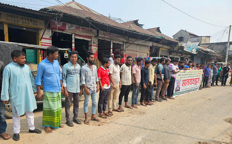 শীতলক্ষ্যা নদী থেকে অবৈধ বালু উত্তোলন: শ্রীপুরে যুবলীগ নেতার বিরুদ্ধে মানববন্ধন