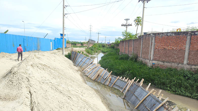 শ্রীপুরে বালু ভরাট করে লবলং নদী দখলে নিচ্ছে ডেকো গার্মেন্টস