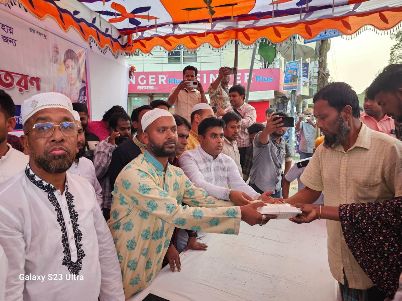 শ্রীপুরে প্রতিমন্ত্রীর পক্ষে ইফতার বিতরণ করলেন ছাত্রলীগ নেতা জিকু