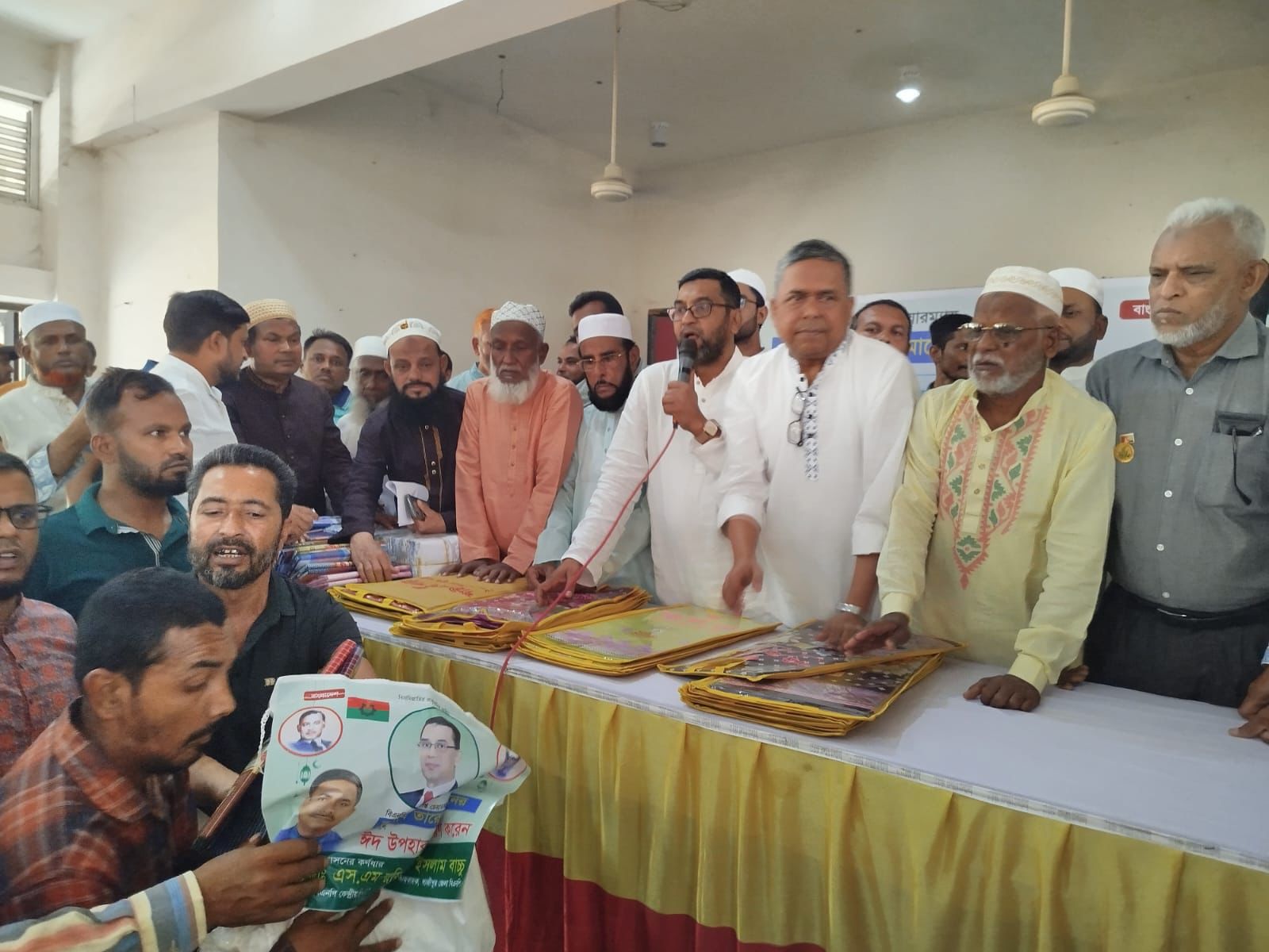 শ্রীপুরে দুই শতাধিক প্রতিবন্ধী পরিবারের মাঝে ঈদ সামগ্রী বিতরণ