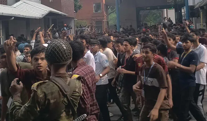 সচিবালয়ের গেট ভেঙে ভেতরে শিক্ষার্থীরা, পুলিশের ধাওয়ায় ছত্রভঙ্গ
