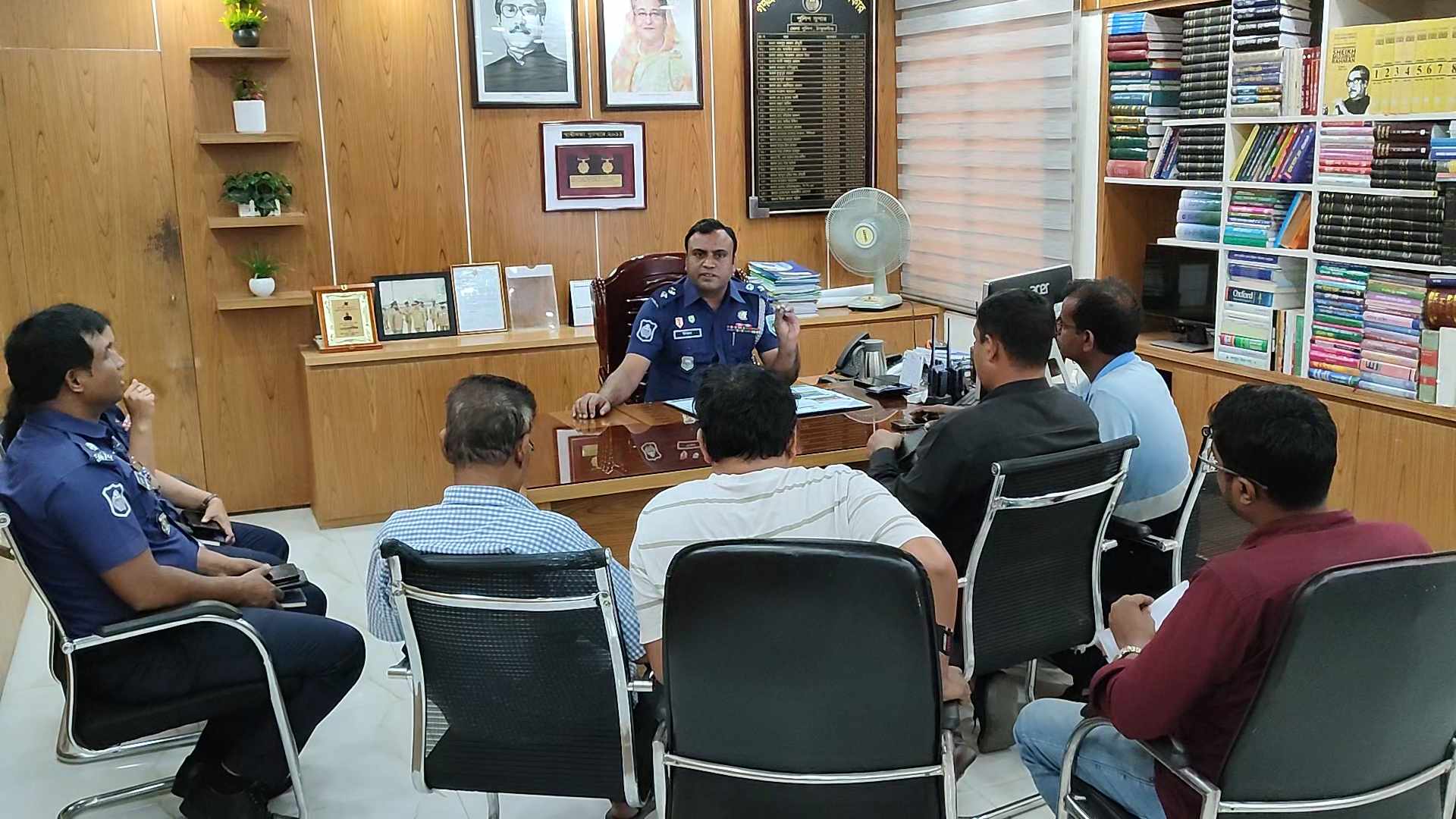 ট্রাফিক পুলিশের পা ধরে কান্না করার বিষয়টি নাটকীয়, দাবি পুলিশের