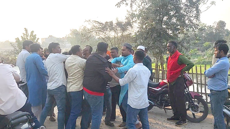 বহুতল ভবনে আ.লীগ নেতার খোঁজে তল্লাশি নিয়ে যুবদলের দুই পক্ষের হাতাহাতি