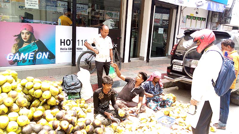 ঠাকুরগাঁওয়ে প্রচণ্ড গরমে চাহিদা বেড়েছে তালের শাঁসের