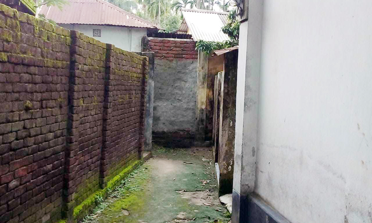 তিন বছর পেরিয়ে গেলেও ৬ পরিবারের চলাচলের প্রধান রাস্তাটি বন্ধ!