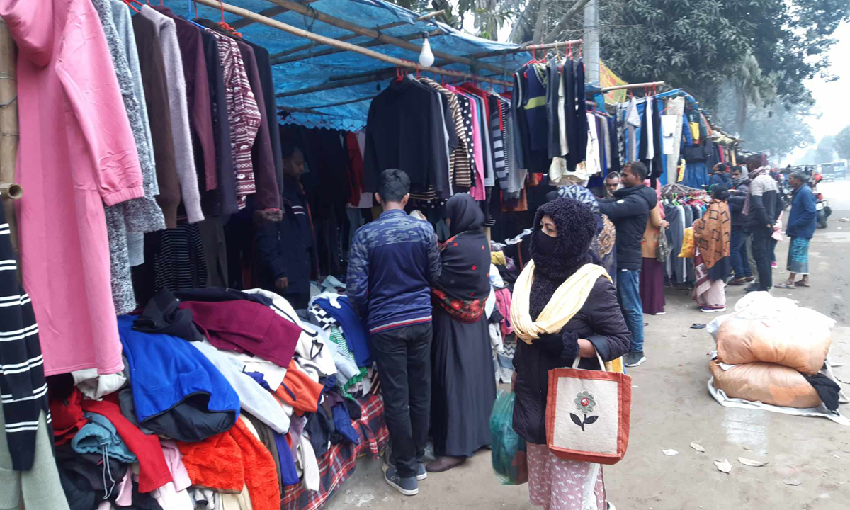 ঠাকুরগাঁওয়ে জেকে বসেছে শীত: গরম কাপড়ের দোকানে উপচেপড়া ভীড়
