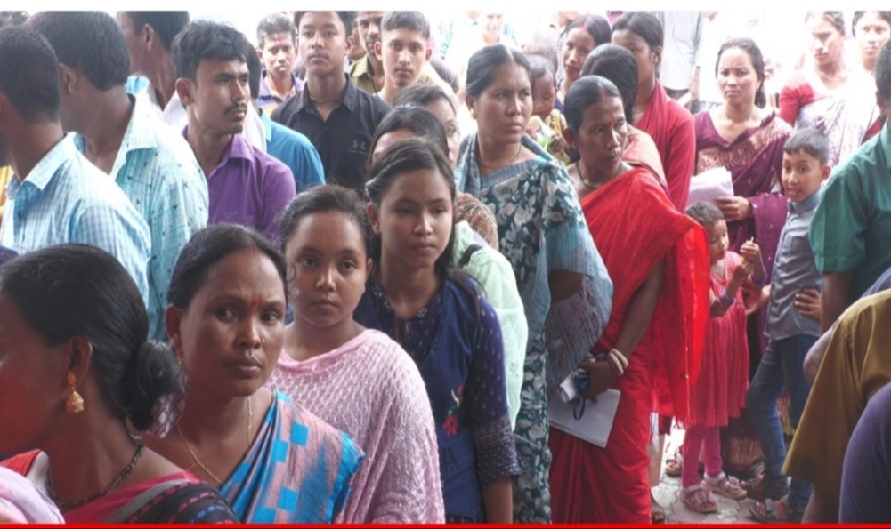 হঠাৎ ঠাকুরগাঁও পাসপোর্ট অফিসে উপচে পড়া ভিড়, কাঙ্ক্ষিত সেবা দিতে হিমশিম