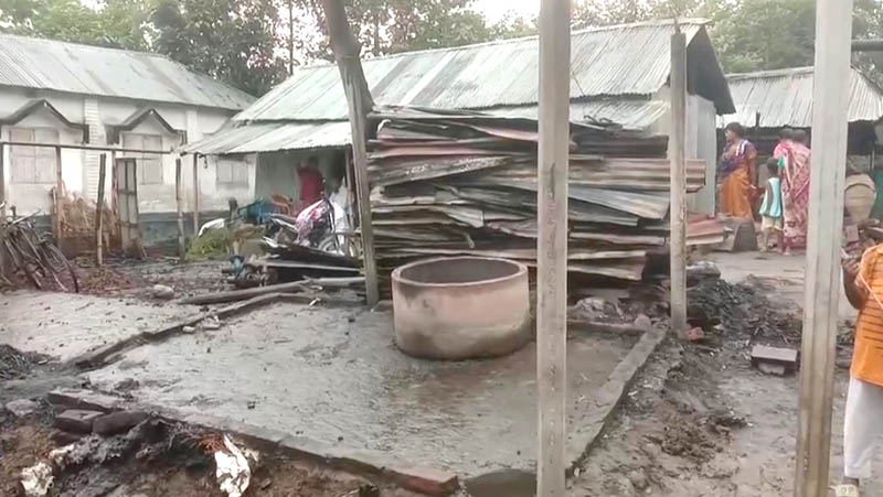পীরগঞ্জে আগুনে পুড়ে ছাই ৯টি পরিবারের ২০ বসতঘর