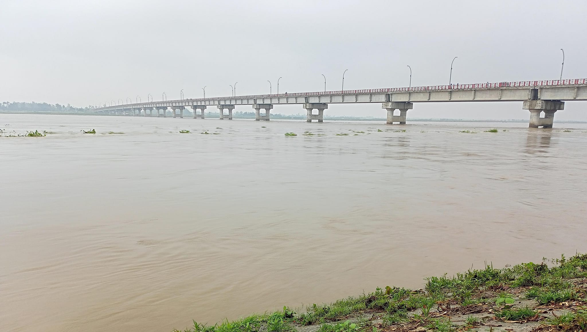 বিপৎসীমার নীচে পানি তবুও কাটেনি বন্যার শঙ্কা