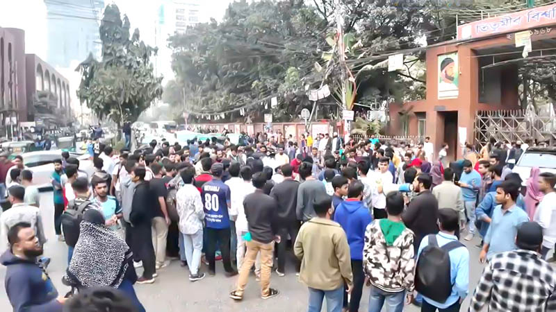 তিতুমীর কলেজ শিক্ষার্থীদের সড়ক অবরোধে মহাখালীতে তীব্র যানজট