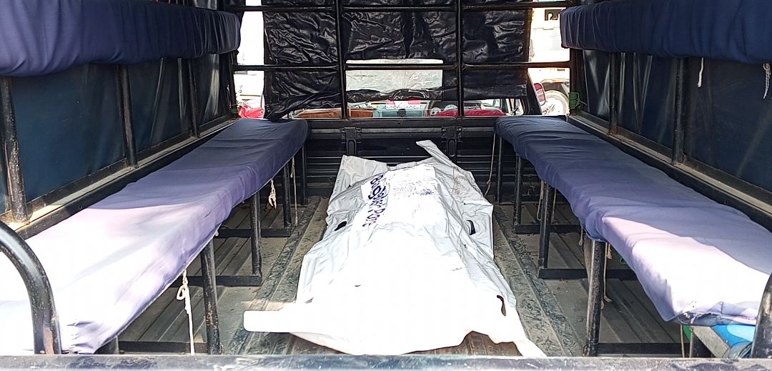 বিরামপুরে ট্রেনের সাথে ট্রাকের সংঘর্ষ, চালক নিহত