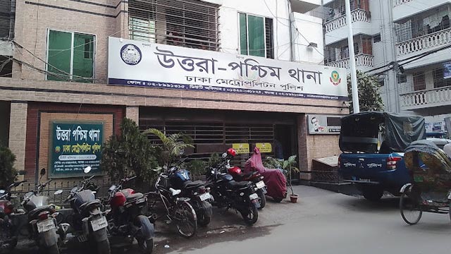 উত্তরায় ছিনতাইয়ের অভিযোগে দুইজনকে ওভারব্রিজে ঝুলিয়ে পিটুনি