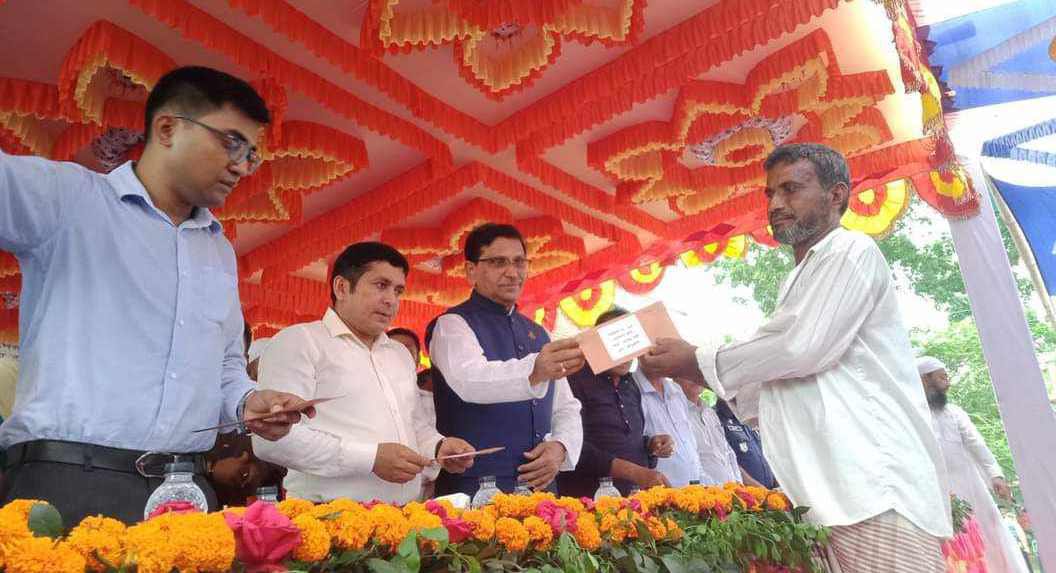 ভেড়ামারায় ক্ষতিগ্রস্থ পানচাষিদের মধ্যে চেক বিতরণ