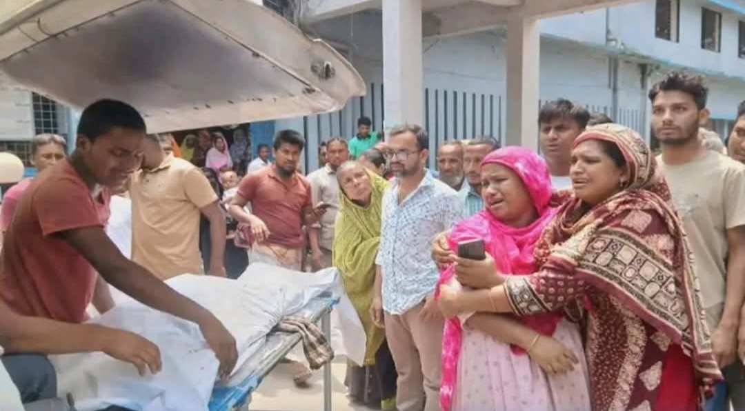 কিশোরগঞ্জে বালুবাহী ট্রলির চাপায় ভ্যানচালক নিহত, ছেলে গুরুতর আহত