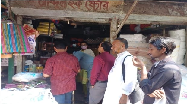 ফেনীতে পলিথিন বিরোধী অভিযানে দুই ব্যবসায়ীকে জরিমানা